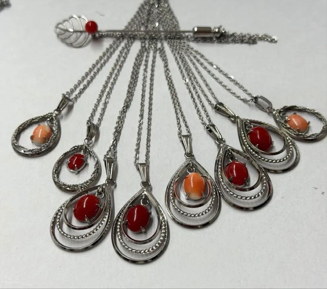 241天然珊瑚付き　ペンダントネックレスとブローチ9点セット