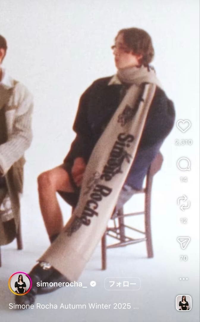 シモーネ・ロシャ ロンググラフィックロゴニットスカーフ　マフラー