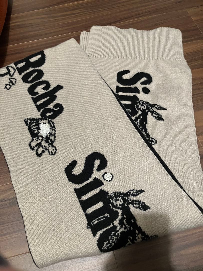 シモーネ・ロシャ ロンググラフィックロゴニットスカーフ　マフラー