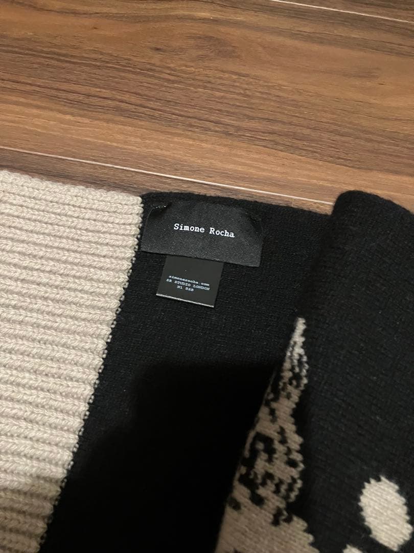 シモーネ・ロシャ ロンググラフィックロゴニットスカーフ　マフラー