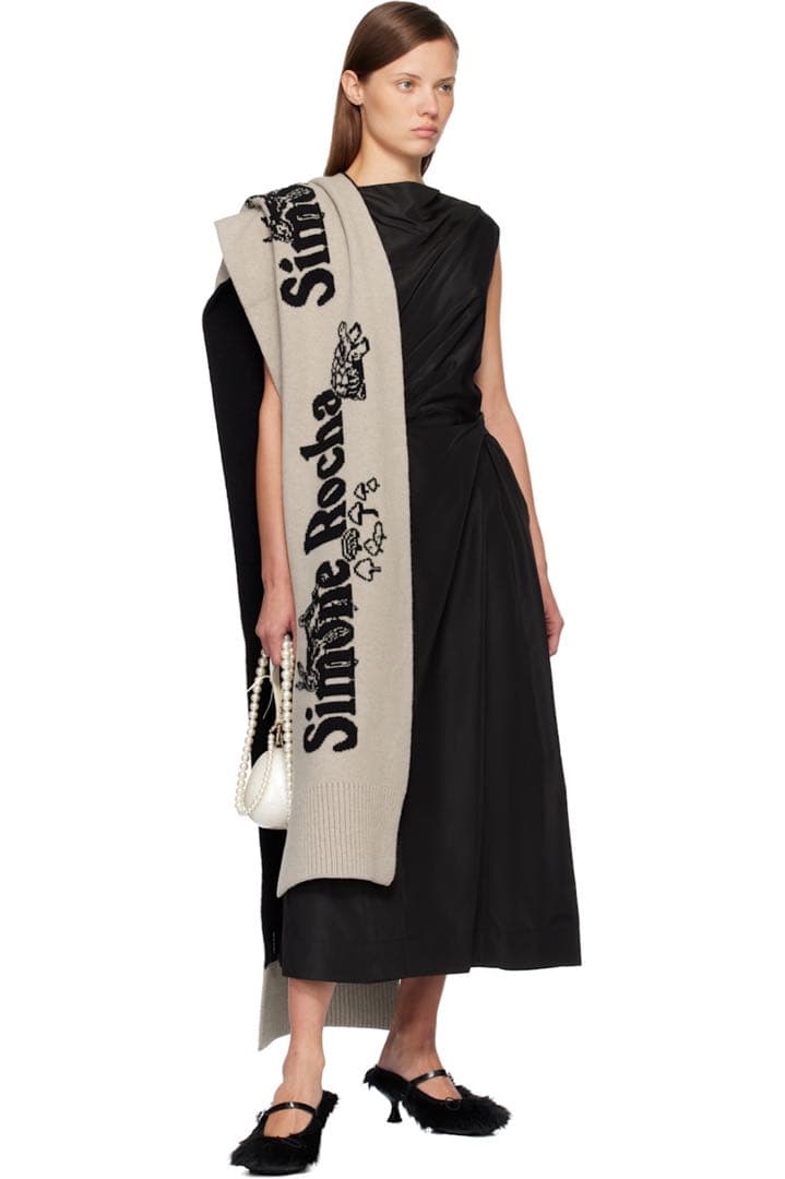 シモーネ・ロシャ ロンググラフィックロゴニットスカーフ　マフラー