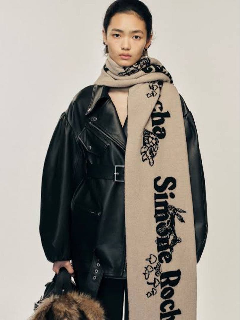 シモーネ・ロシャ ロンググラフィックロゴニットスカーフ　マフラー