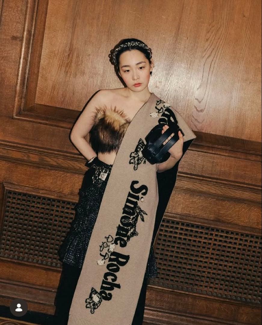 シモーネ・ロシャ ロンググラフィックロゴニットスカーフ　マフラー