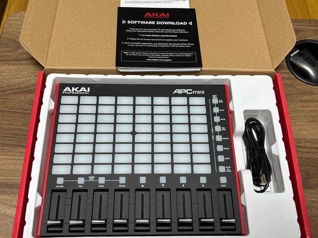 AKAI APC mini 収納ケース付 MIDIコントローラー