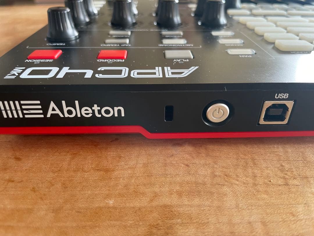 AKAI APC40 MKII コントローラー　(一部故障)