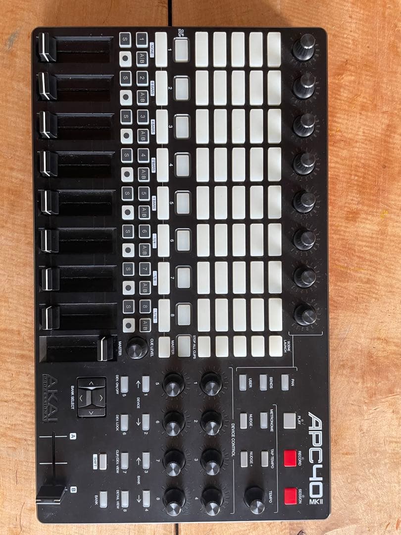 AKAI APC40 MKII コントローラー　(一部故障)