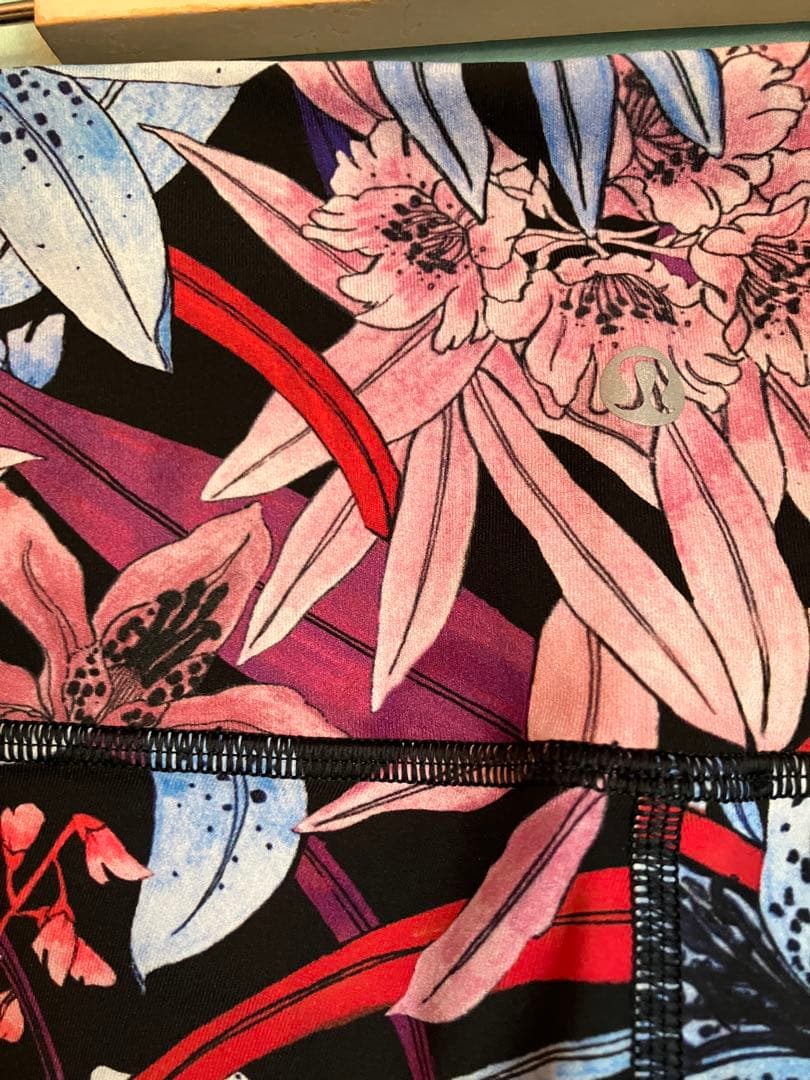 （美品）試着のみハワイで購入Lululemon 柄レギンスサイズ6 ルルレモン