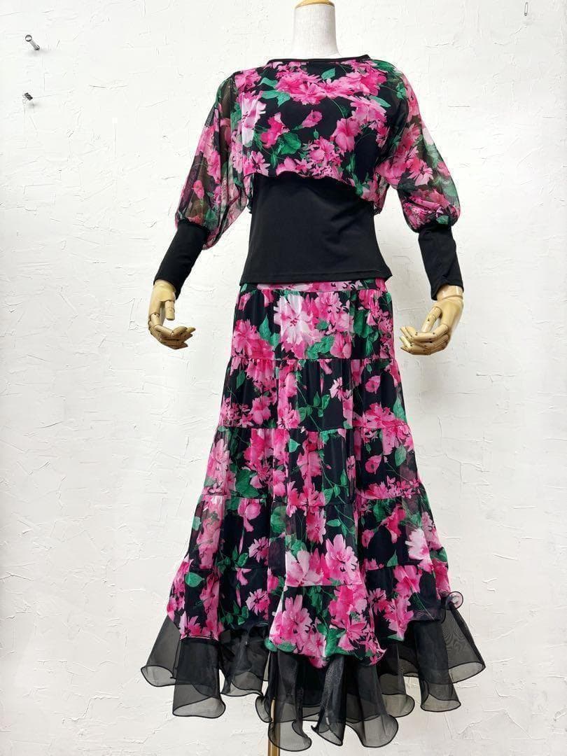 【パーティーに】新品　社交ダンス　ピンク花柄セットアップ黒　ｍ926