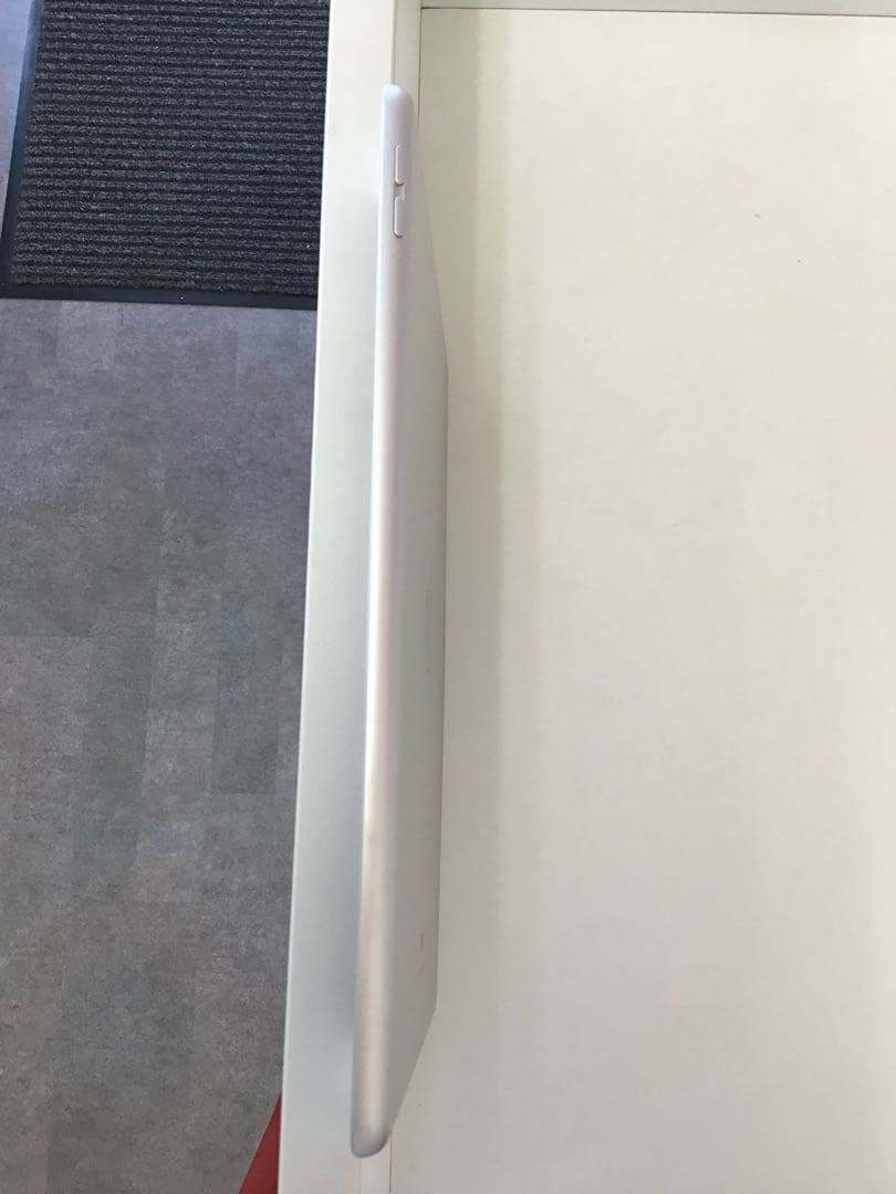 Apple iPad 第８世代 32G シルバー