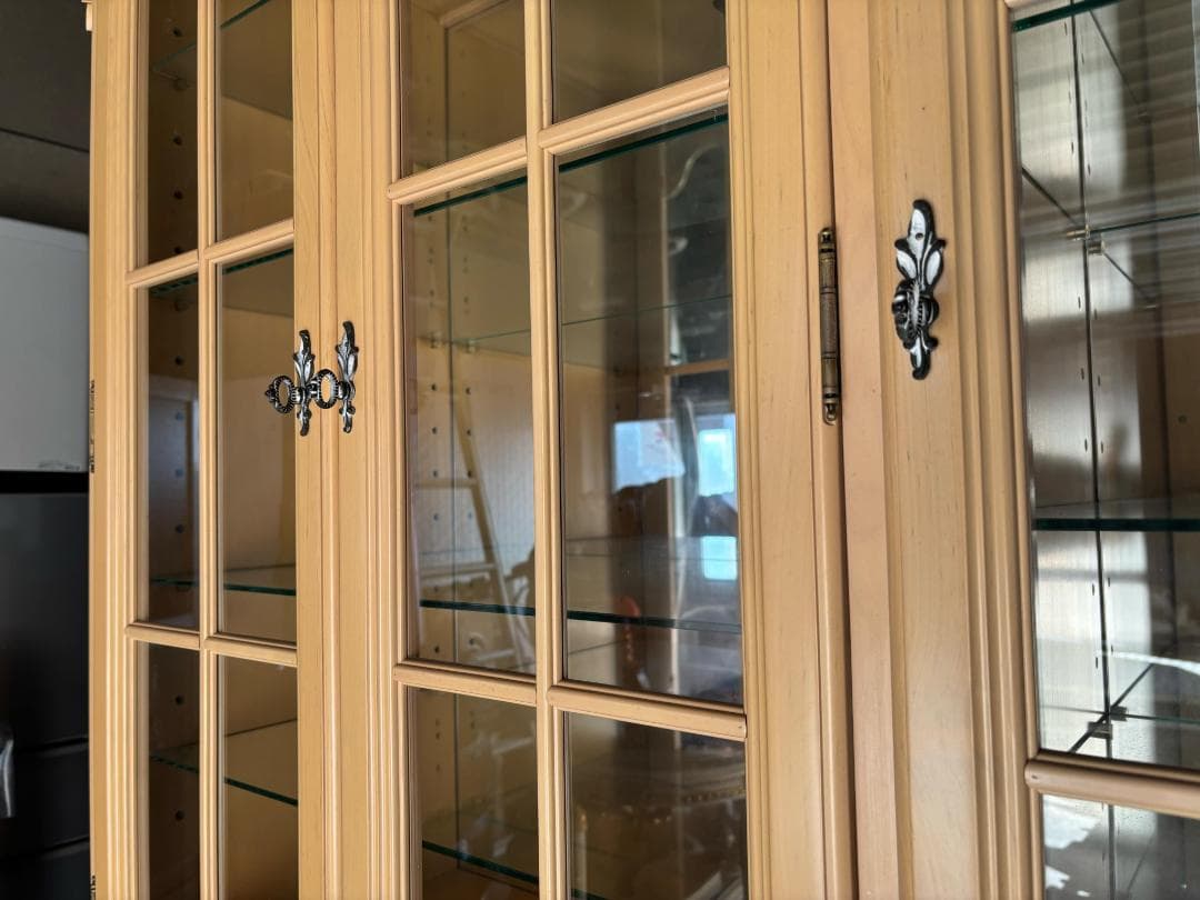 しほ アメリカ製、LYNN HOLLYN リンホーリン 食器棚 ・ 飾り棚