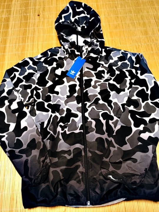 アディダスオリジナルス　カモフラ ナイロンパーカー