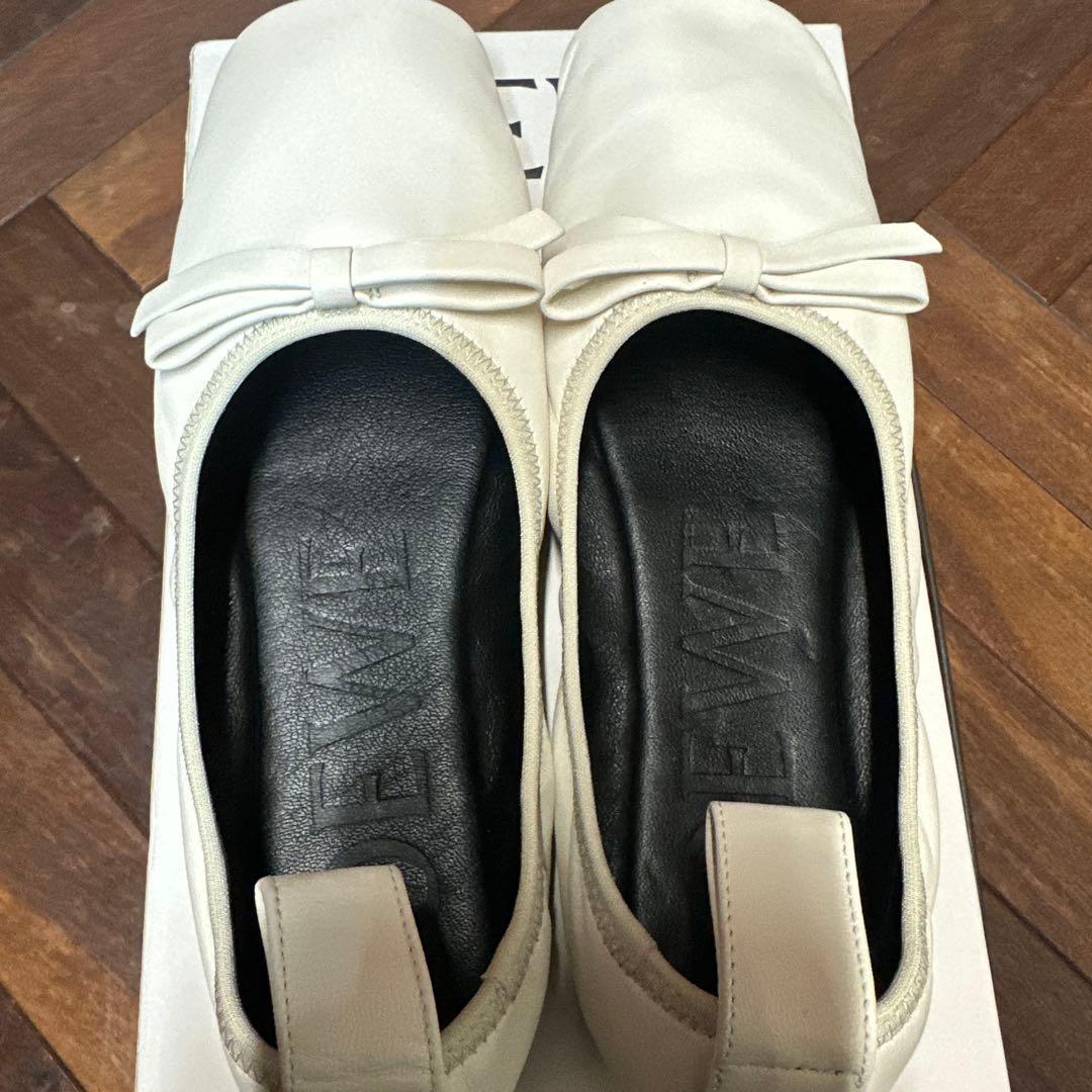 LOEWE リボン付きホワイトフラットバレエシューズ