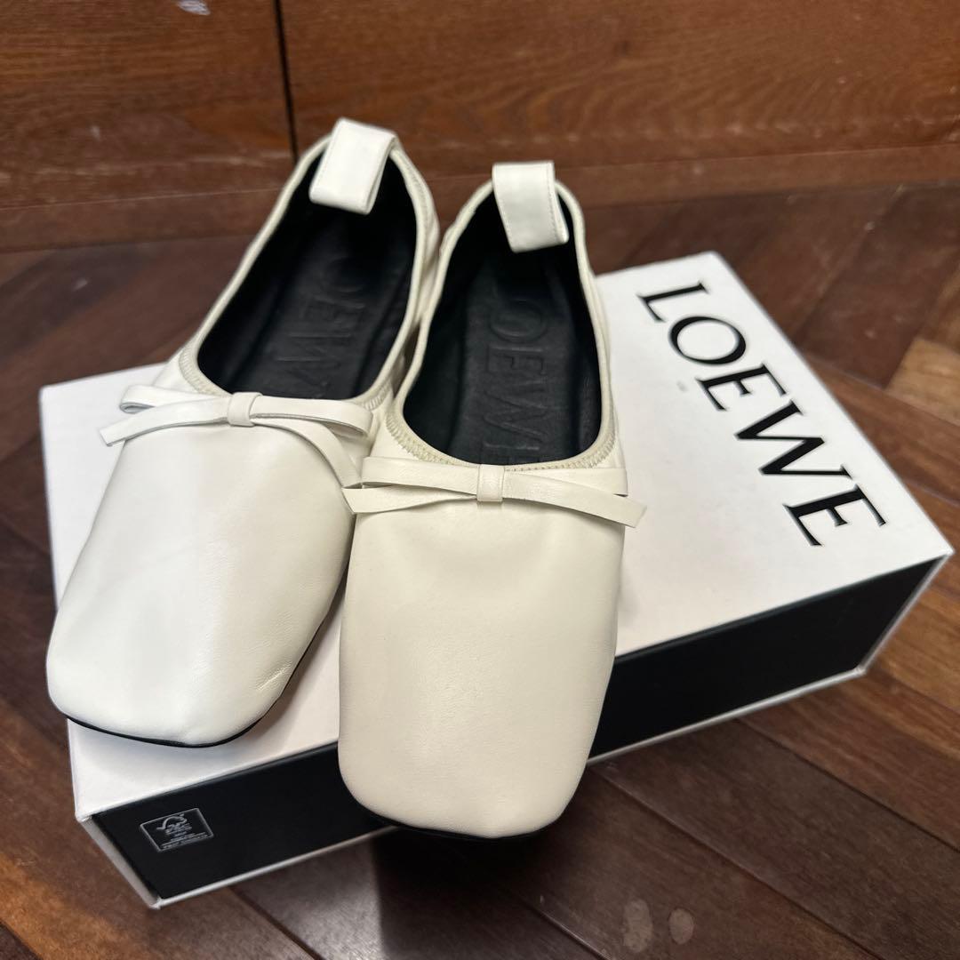 LOEWE リボン付きホワイトフラットバレエシューズ