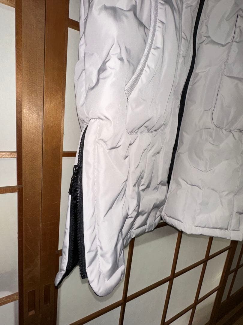 新品タグ付フード付ダウン入りキルティングジレ　ライトグレー　両サイドスリット入