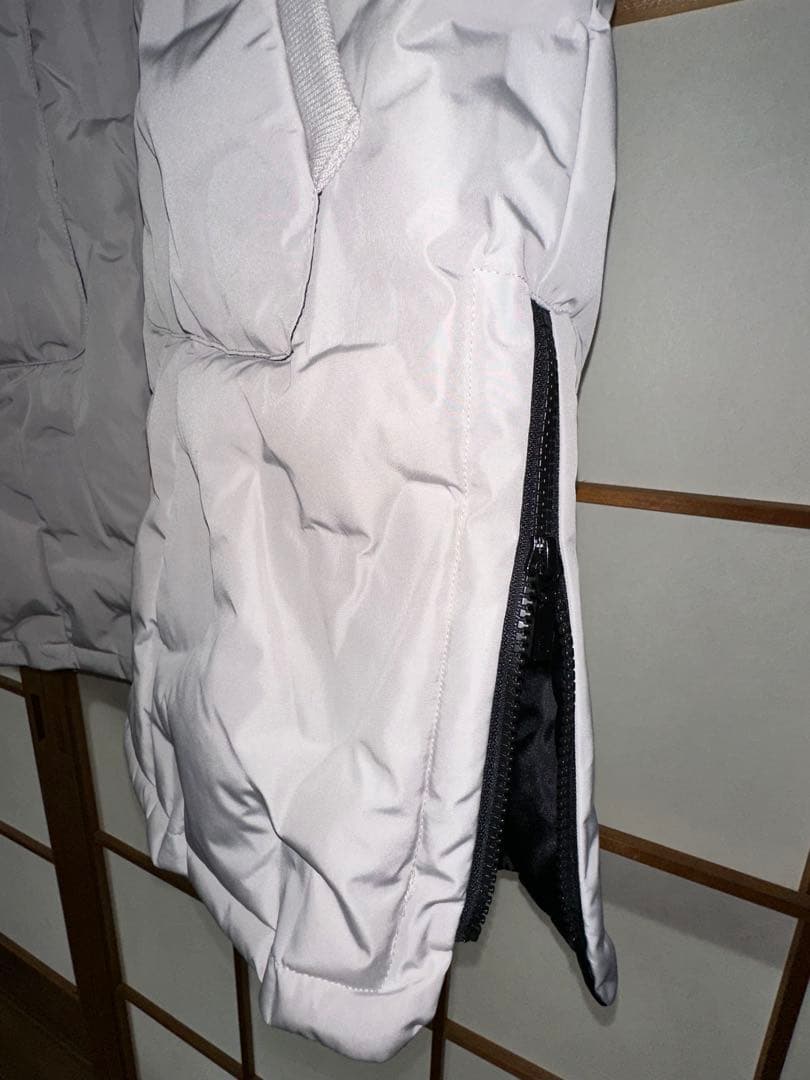 新品タグ付フード付ダウン入りキルティングジレ　ライトグレー　両サイドスリット入