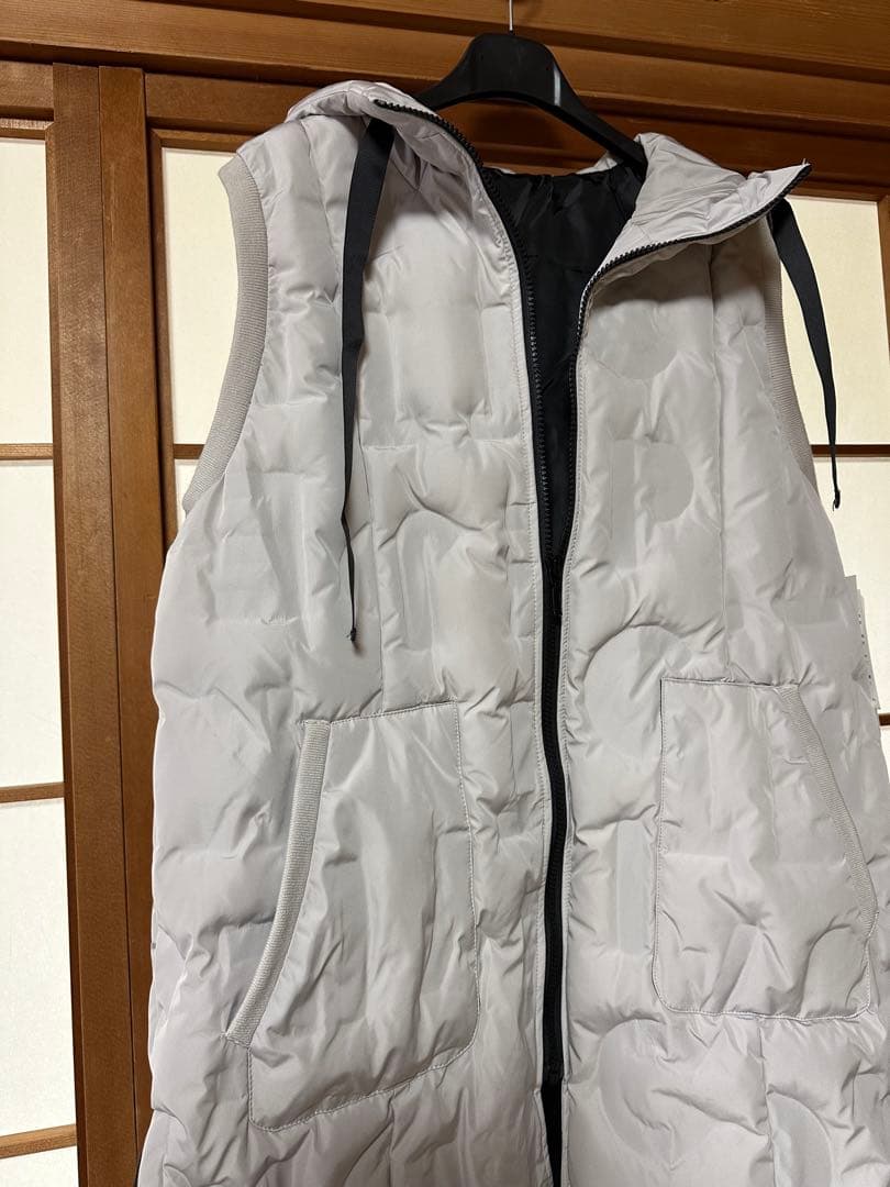 新品タグ付フード付ダウン入りキルティングジレ　ライトグレー　両サイドスリット入