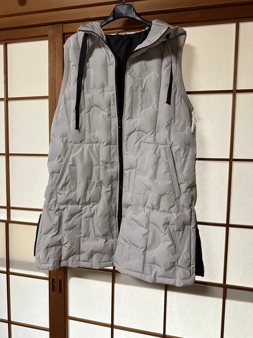 新品タグ付フード付ダウン入りキルティングジレ　ライトグレー　両サイドスリット入