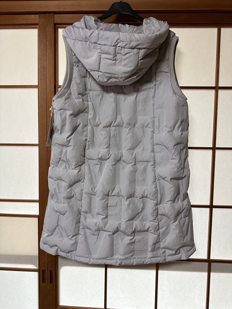 新品タグ付フード付ダウン入りキルティングジレ　ライトグレー　両サイドスリット入