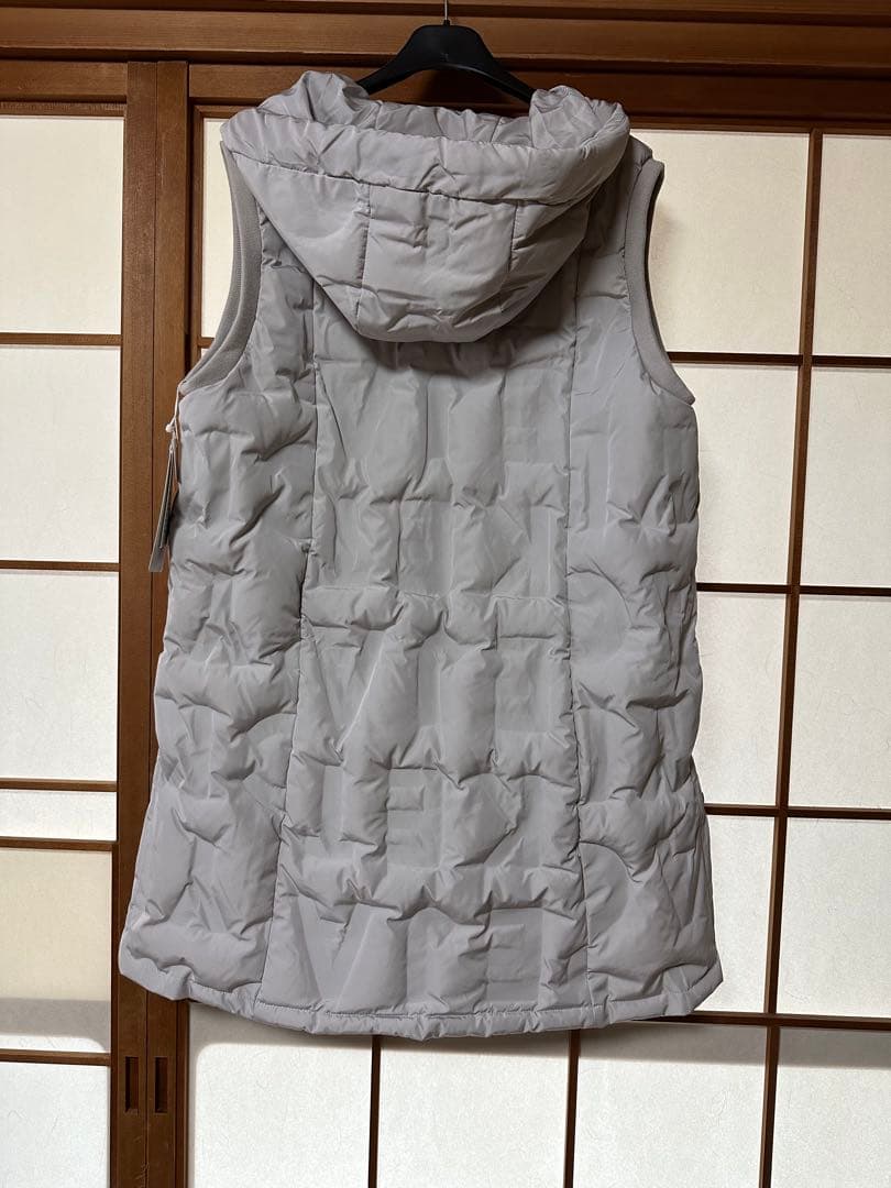 新品タグ付フード付ダウン入りキルティングジレ　ライトグレー　両サイドスリット入
