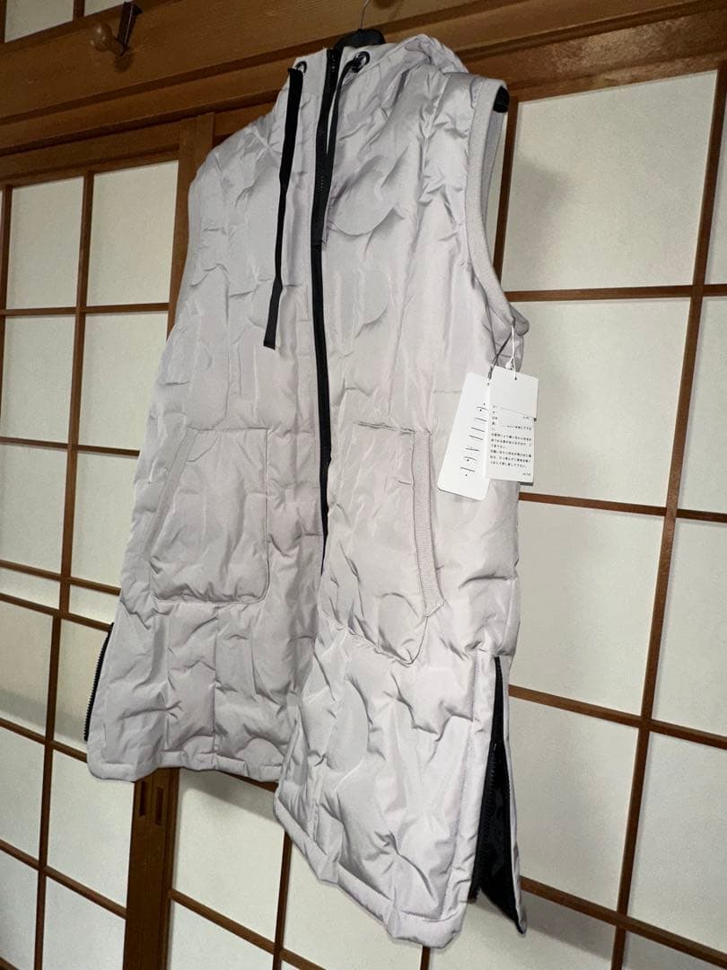 新品タグ付フード付ダウン入りキルティングジレ　ライトグレー　両サイドスリット入