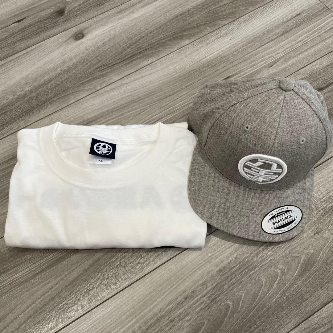 八王子リフォーム、ホワイトTシャツとスナップバックキャップセット