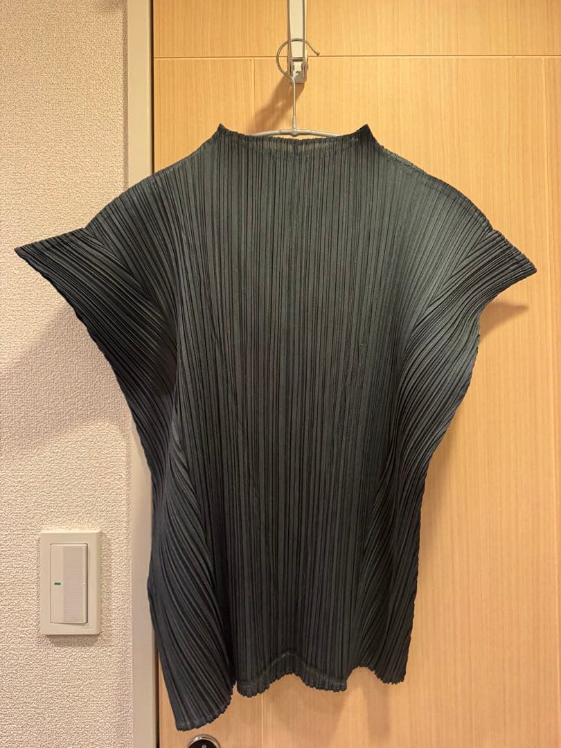 PLEATS PLEASE プリーツデザイン 半袖 ダークグレーイッセイミヤケ