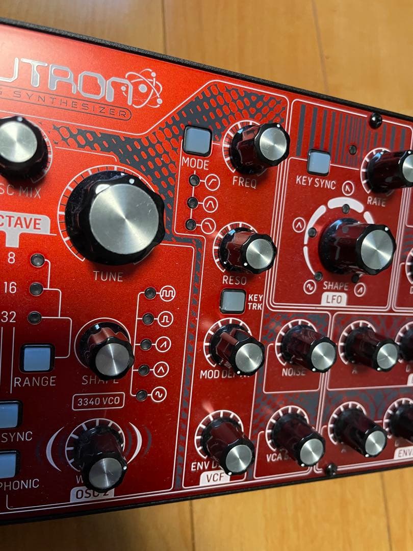 BEHRINGER neutron 元箱付き