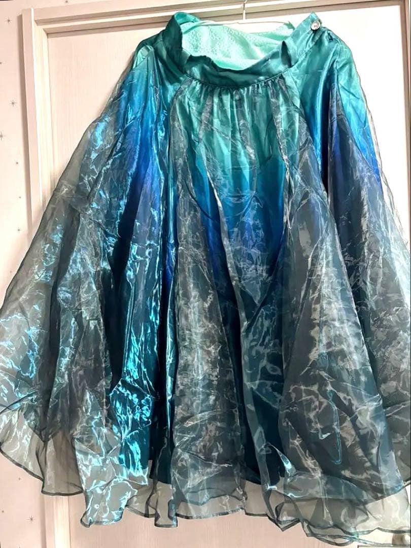 hazama 見えないものを見ようとして見上げた夜空に駆ける透明彩度のスカート