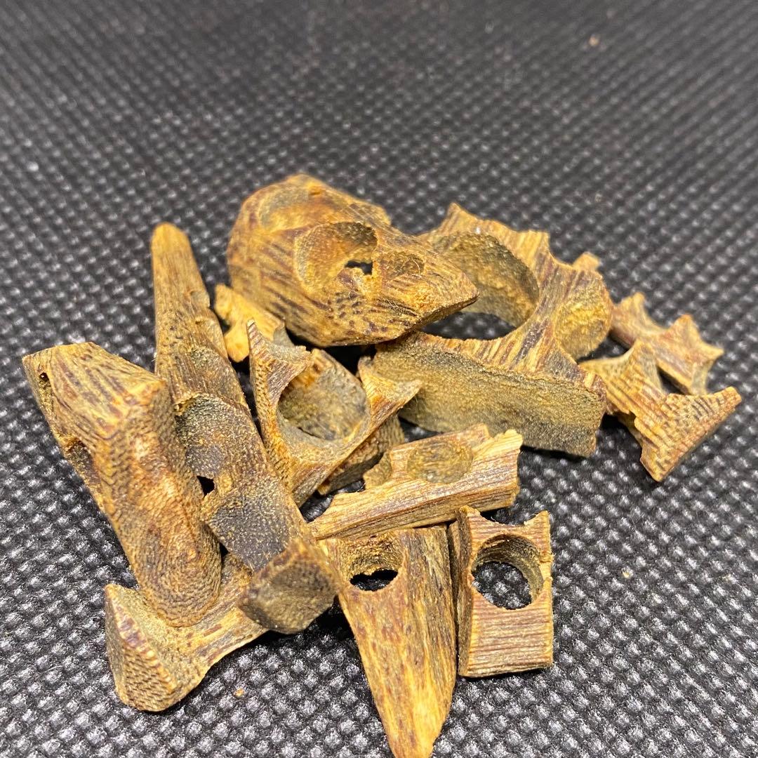 【極上品】高油分 伽羅 くり抜き端材 香木 濃厚な香り　5g