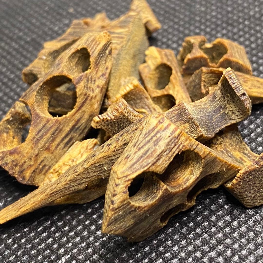 【極上品】高油分 伽羅 くり抜き端材 香木 濃厚な香り　5g