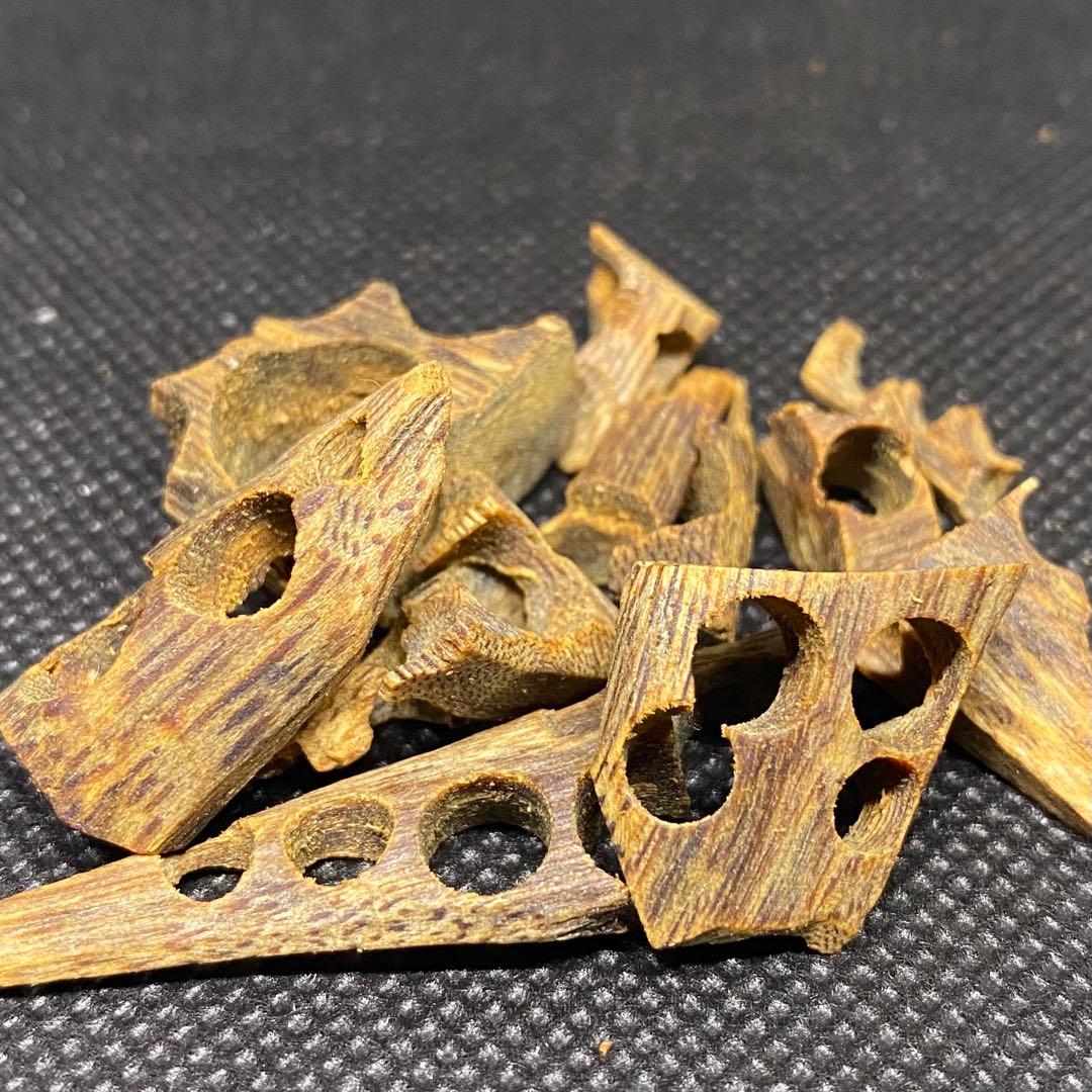 【極上品】高油分 伽羅 くり抜き端材 香木 濃厚な香り　5g