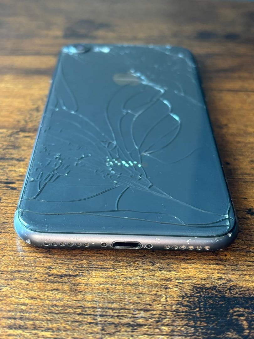iPhone 8 Space Gray 64GB（画面・背面割れ）