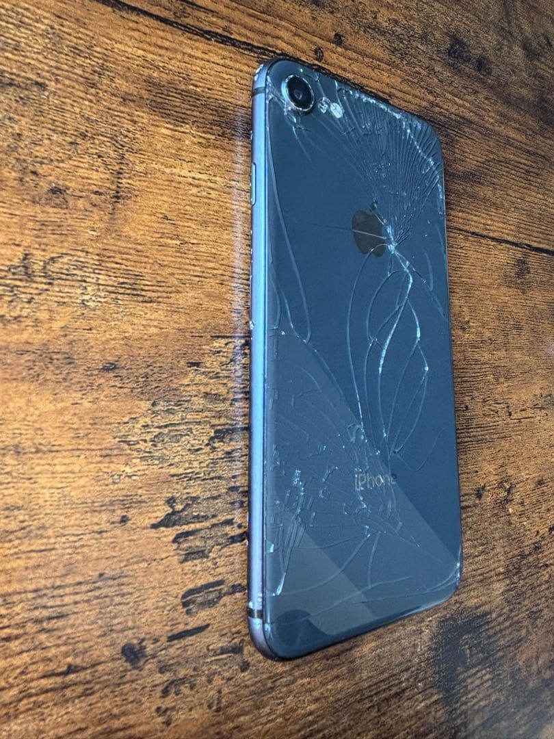 iPhone 8 Space Gray 64GB（画面・背面割れ）