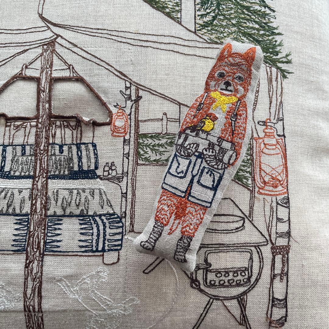 CORAL & TUSK 刺繍クッション