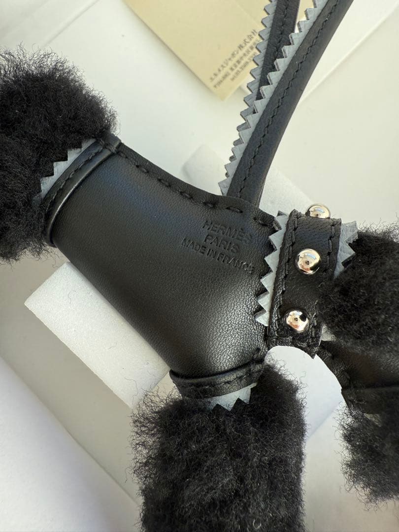 本物保証エルメスバディチャーム 首輪付きクロ×グリパンタン【2025年春夏新色】