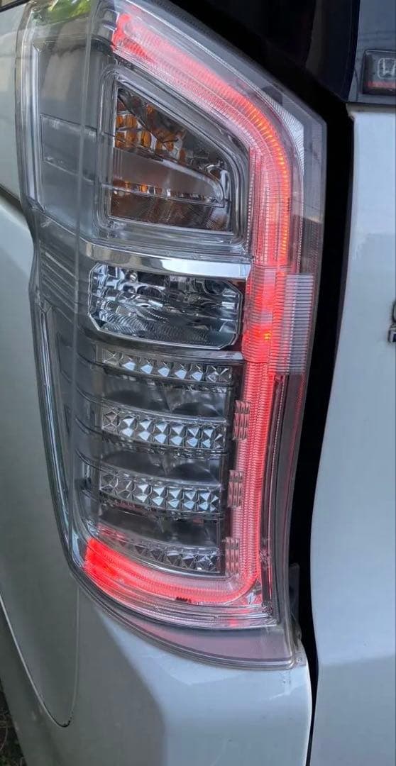 ホンダRK5ステップワゴン テールレンズ左側