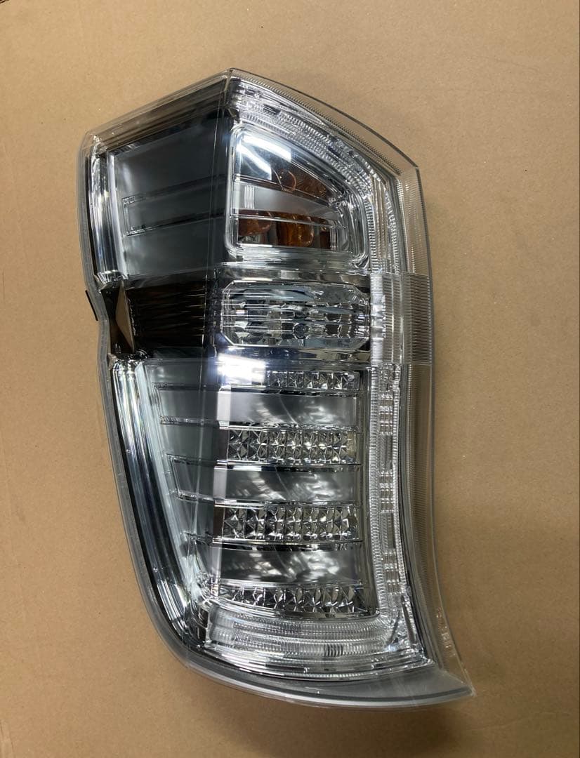 ホンダRK5ステップワゴン テールレンズ左側