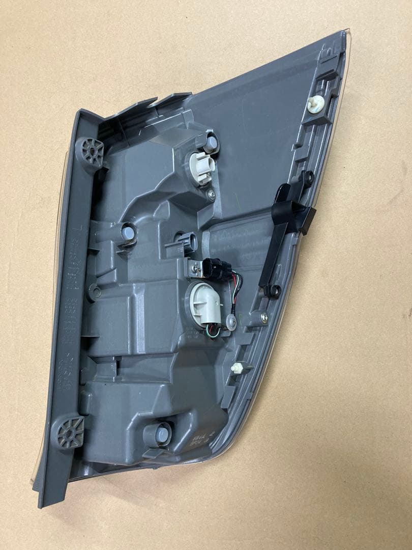 ホンダRK5ステップワゴン テールレンズ左側