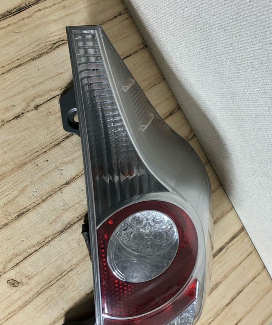 AQUA NHP10系 前期 テールランプ 右