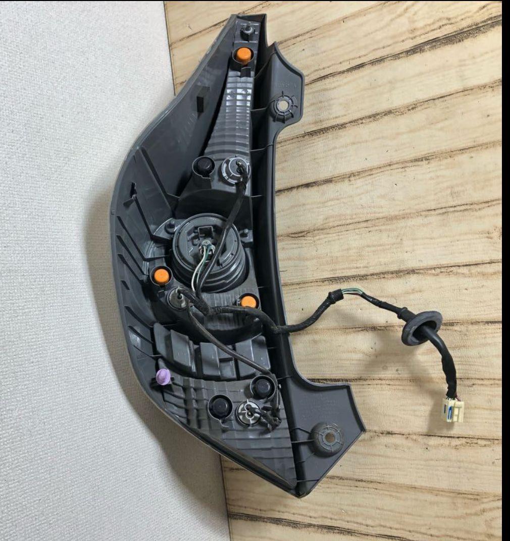 AQUA NHP10系 前期 テールランプ 右