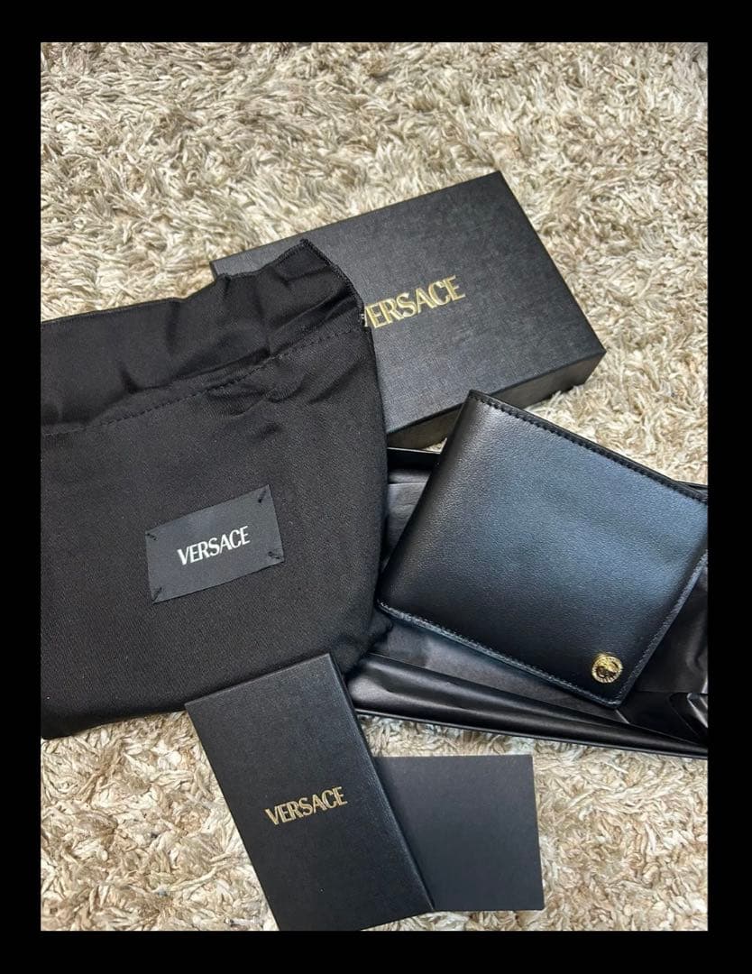 【新品未使用❣️】VERSACE ブラックレザー 二つ折り財布