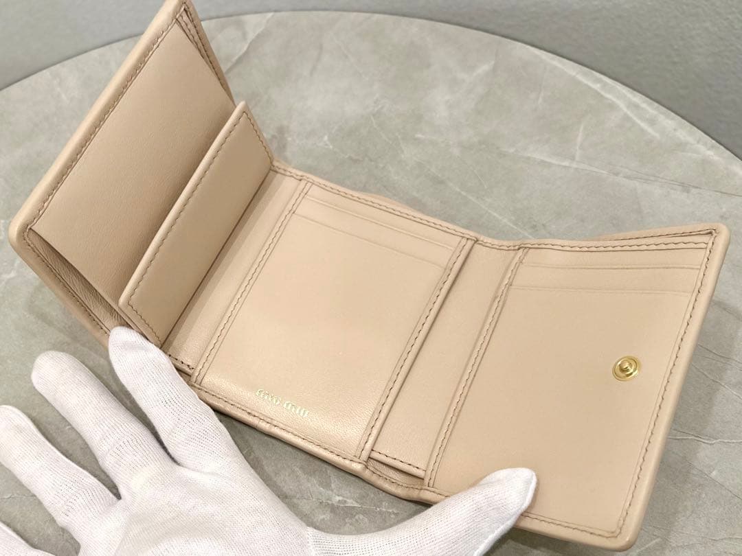 ◇Miu Miu ミュウミュウ マテラッセレザー コンパクト財布 ベージュ系◇