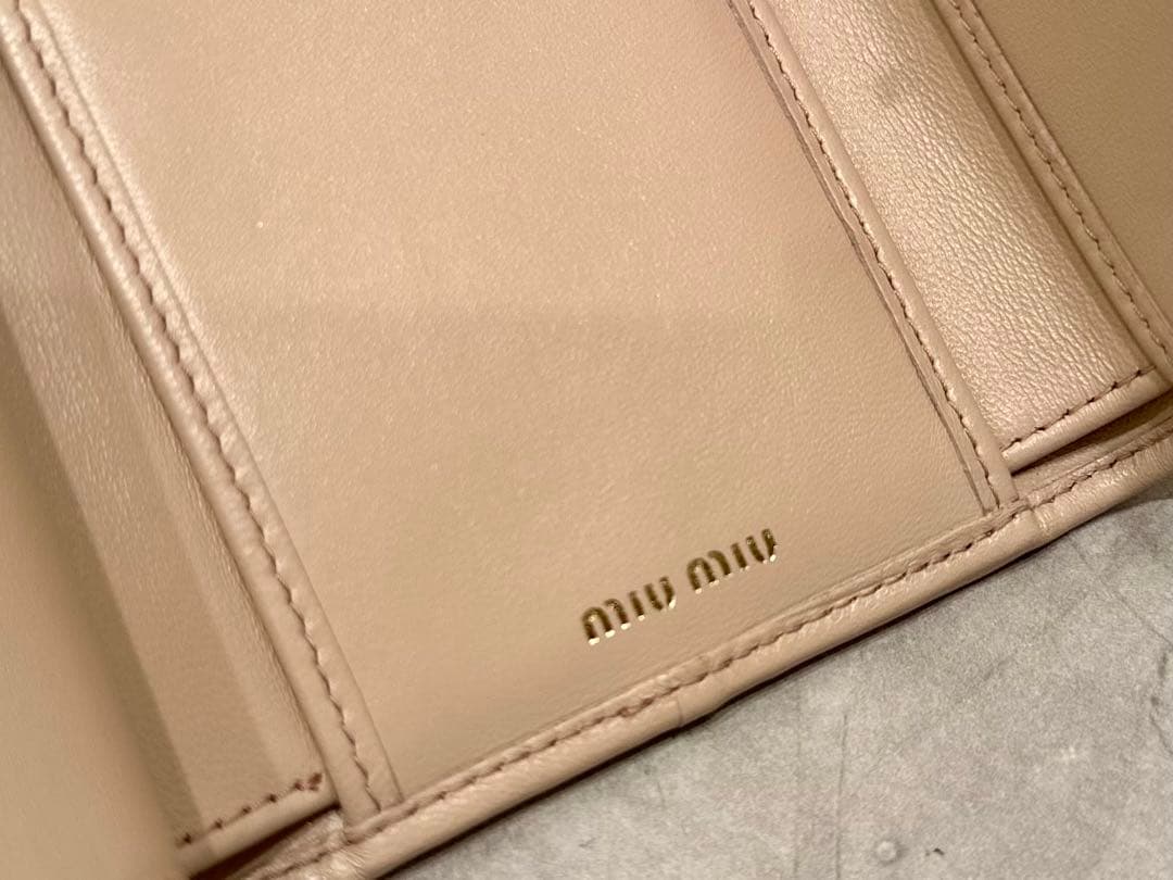 ◇Miu Miu ミュウミュウ マテラッセレザー コンパクト財布 ベージュ系◇