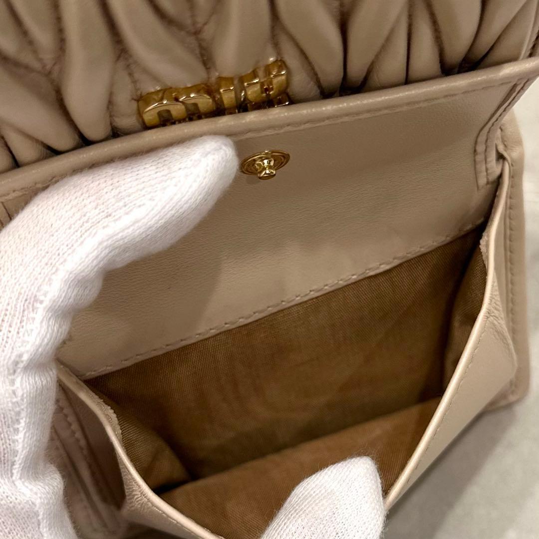 ◇Miu Miu ミュウミュウ マテラッセレザー コンパクト財布 ベージュ系◇