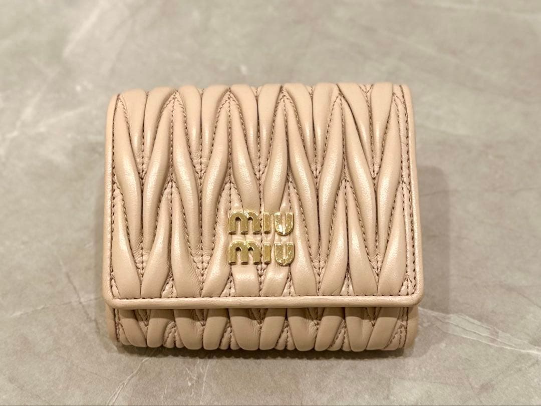 ◇Miu Miu ミュウミュウ マテラッセレザー コンパクト財布 ベージュ系◇