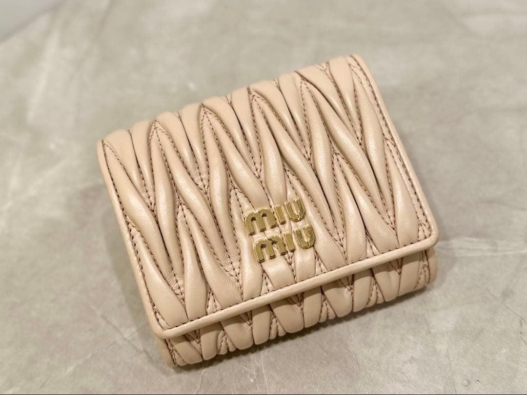 ◇Miu Miu ミュウミュウ マテラッセレザー コンパクト財布 ベージュ系◇