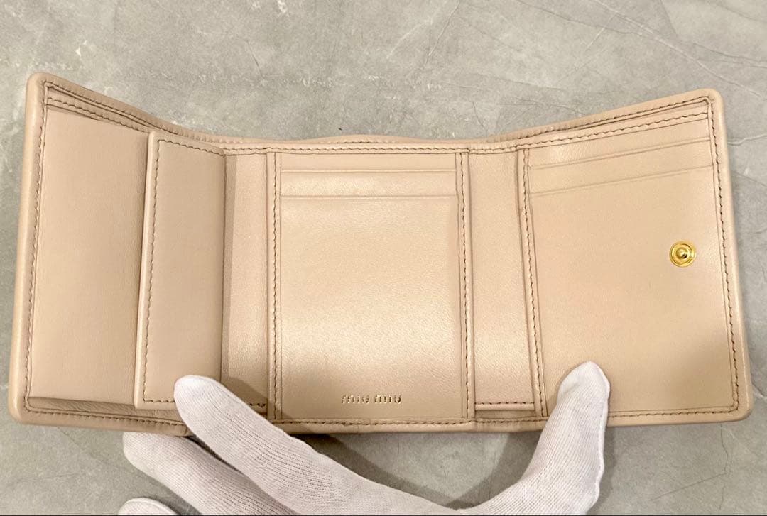 ◇Miu Miu ミュウミュウ マテラッセレザー コンパクト財布 ベージュ系◇