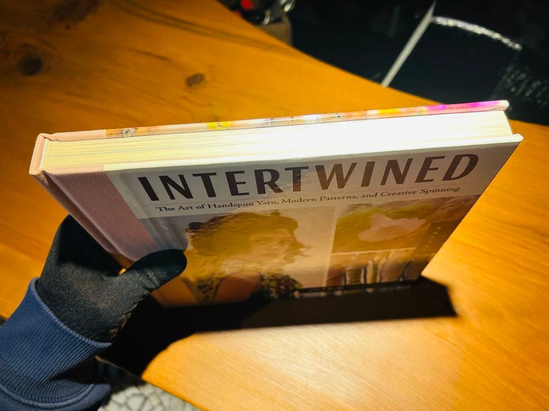 国内入手困難‼️糸紡ぎブックINTERTWINED アートヤーン　洋書　美品‼️
