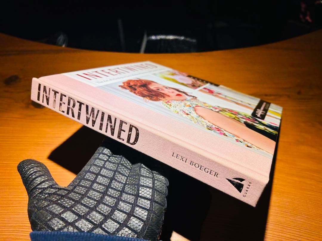 国内入手困難‼️糸紡ぎブックINTERTWINED アートヤーン　洋書　美品‼️