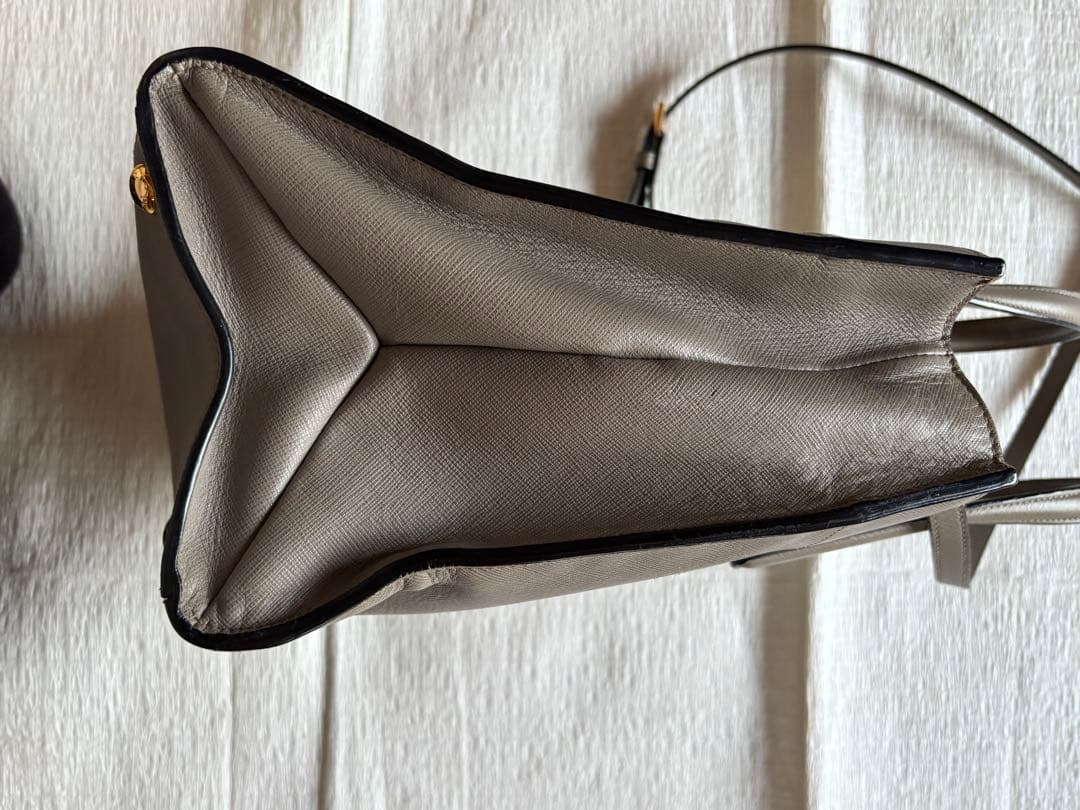 PRADA グレー レザートートバッグ
